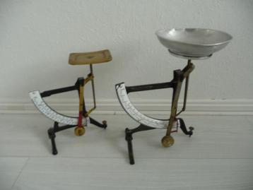 2 antieke weegschaaltjes uit 20-er jaren beschikbaar voor biedingen