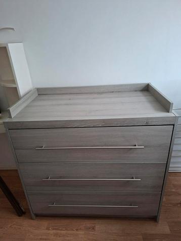 Stijlvolle commode met aankleedblad & wandplank - grijsbruin beschikbaar voor biedingen