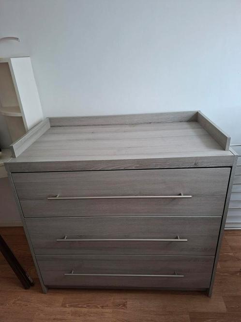 Stijlvolle commode met aankleedblad & wandplank - grijsbruin, Kinderen en Baby's, Kinderkamer | Commodes en Kasten, Gebruikt, 90 tot 105 cm