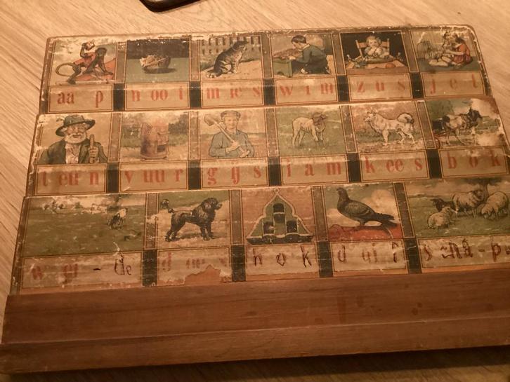 Oud / antiek Leesplankje met Kartonnen Letters, Antiek en Kunst, Antiek | Speelgoed, Ophalen of Verzenden