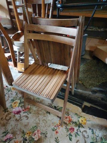 3 houten klapstoelen  beschikbaar voor biedingen