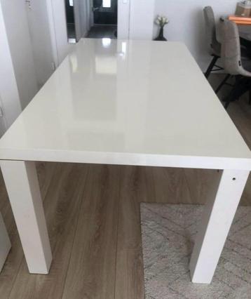 Tafel beschikbaar voor biedingen