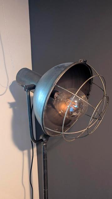 Industriële Staande Lamp beschikbaar voor biedingen