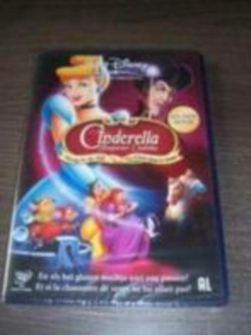 Walt Disney CINDERELLA Terug in de Tijd in nieuwstaat 1-disc, Cd's en Dvd's, Dvd's | Tekenfilms en Animatie, Zo goed als nieuw