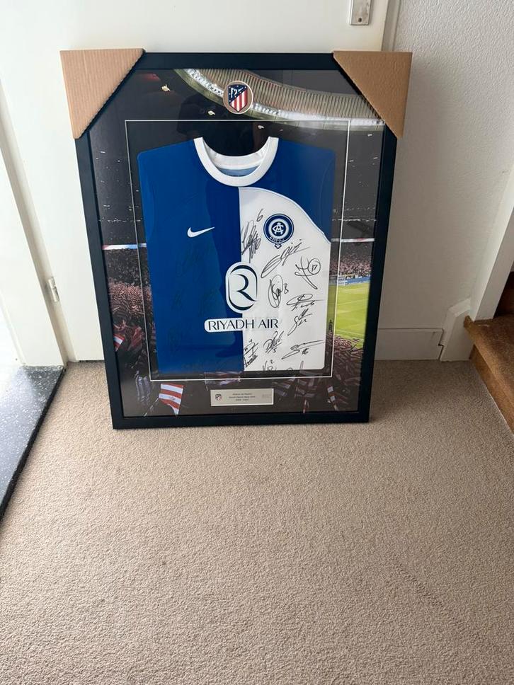 Gesigneerd team shirt Atletico Madrid, Verzamelen, Sportartikelen en Voetbal, Zo goed als nieuw, Shirt, Buitenlandse clubs, Ophalen