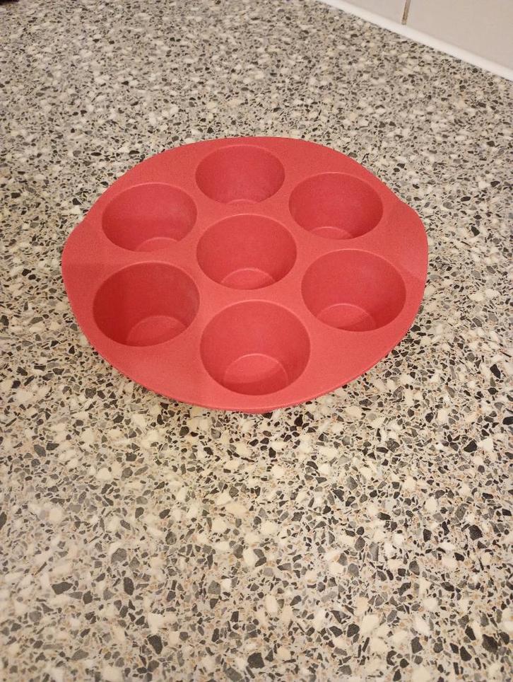 Leuk voor de feestdagen: Tupperware muffin/cupcake bakvorm, Huis en Inrichting, Keuken | Tupperware, Nieuw, Overige typen, Rood