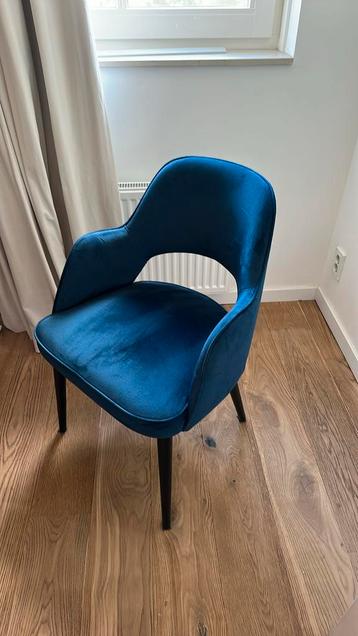 Blauwe fluwelen stoel – elegante kuipstoel in topstaat beschikbaar voor biedingen