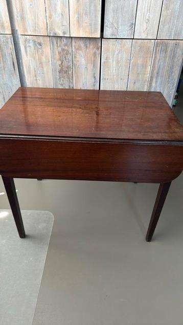 Tafel antiek beschikbaar voor biedingen