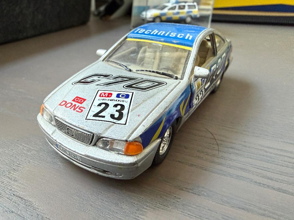 Volvo C70 Classic: miniatuur chaos met deuren open! 1:43, Hobby en Vrije tijd, Modelauto's | 1:43, Zo goed als nieuw, Auto, Overige merken