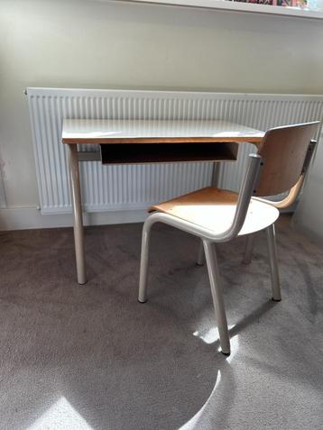 Vintage Kinderbureau met Stoel beschikbaar voor biedingen