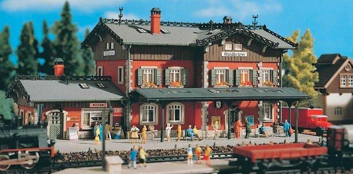 VOLLMER 3505 en 3559: bouwpakker station en extra perron, Hobby en Vrije tijd, Modeltreinen | H0, Nieuw, Brug, Tunnel of Gebouw