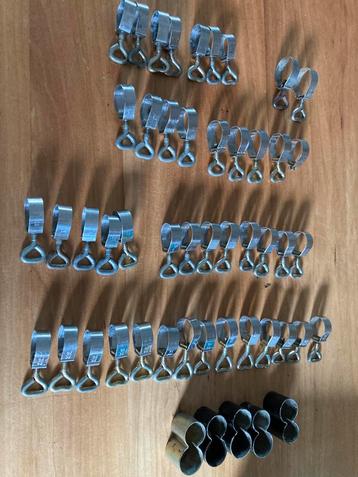 45 buisklemmen en 5 buisbegeleiders beschikbaar voor biedingen