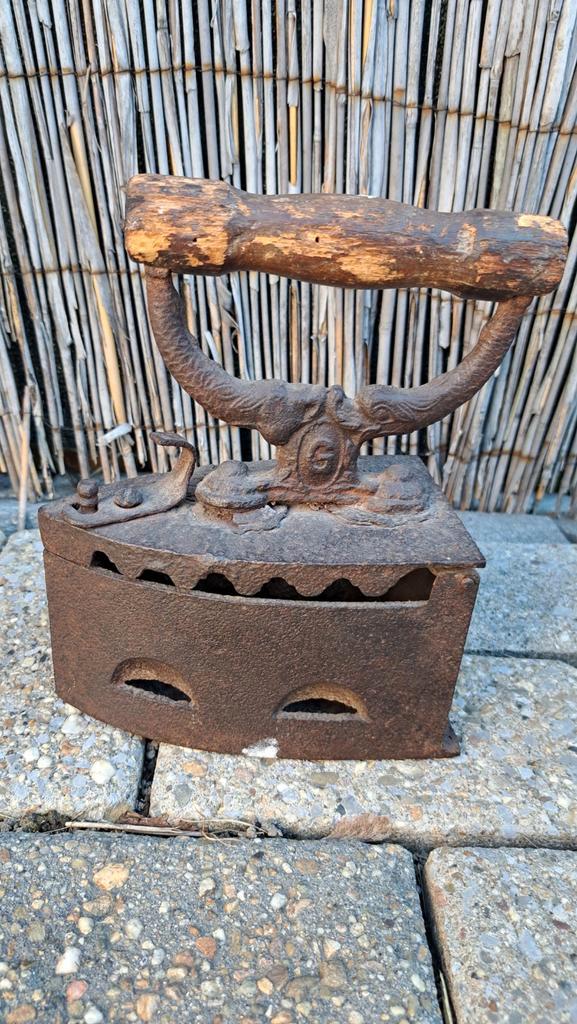 Antiek strijkijzer /kolen strijkbout, Antiek en Kunst, Curiosa en Brocante, Ophalen of Verzenden