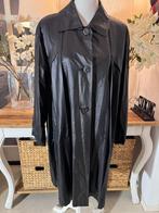 Chique, Zwarte, coated regenjas Gil Bret, 40-42, ZGAN., Verzenden, Zo goed als nieuw, Maat 42/44 (L), Zwart