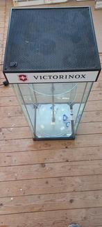 Victorinox vitrine, Verzamelen, Overige Verzamelen, Zo goed als nieuw, Ophalen