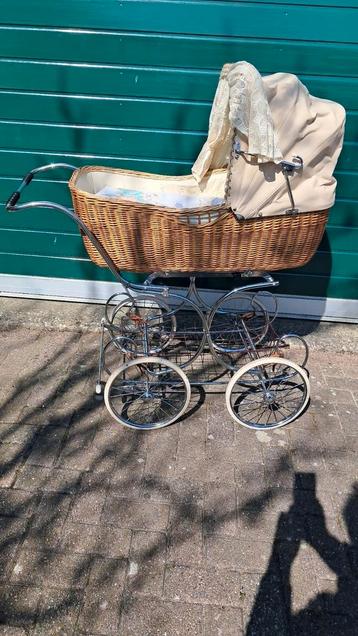 Vintage kinderwagen beschikbaar voor biedingen