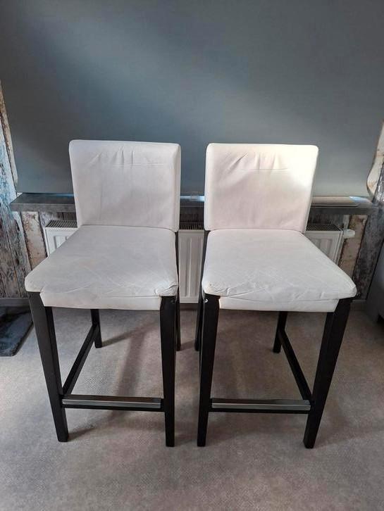 Ikea Hendriksal barstoel (2 stuks), Huis en Inrichting, Barkrukken, Gebruikt, 60 tot 90 cm, Hout, 2 krukken, Met voetsteun, Ophalen