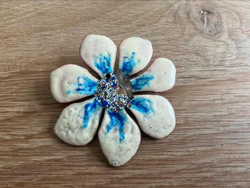 Emaille broche Rolf Neyman beschadigd., Sieraden, Tassen en Uiterlijk, Broches, Zo goed als nieuw, Overige materialen, Ophalen of Verzenden