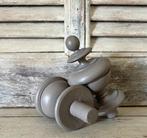 Set van 2 vintage Franse siertorentjes hout draaiwerk taupe