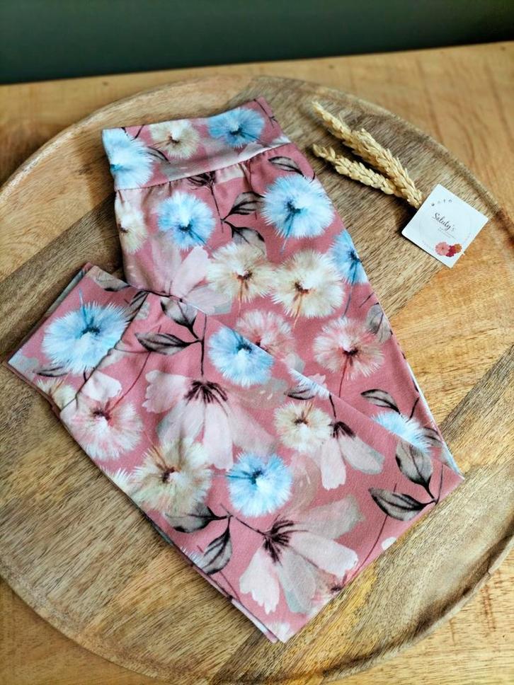 Handgemaakt tricot broekje maat 98 - bloem zachtroze, Kinderen en Baby's, Kinderkleding | Maat 92, Nieuw, Meisje, Broek, Ophalen of Verzenden