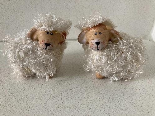 2 schattige schaapjes met wollige zachte vacht Trefwoorden:, Diversen, Pasen, Nieuw, Ophalen of Verzenden