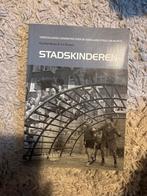 Stadskinderen - Carolien Bouw, Boeken, Ophalen of Verzenden, 20e eeuw of later, Zo goed als nieuw