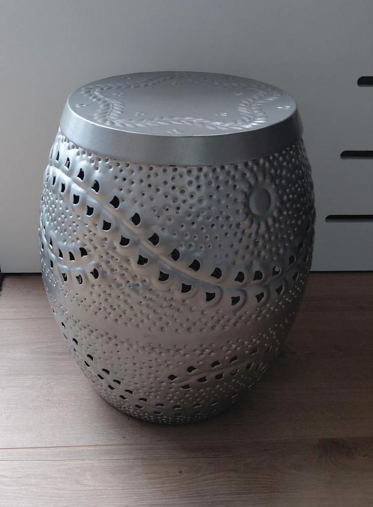Zilverkleurige metalen opbergton / bijzettafel, Huis en Inrichting, Tafels | Bijzettafels, Gebruikt, Rond, Minder dan 45 cm, Minder dan 55 cm