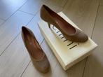 Pumps beige suede Cellini maat 42 ZGAN, Ophalen, Zo goed als nieuw, Beige