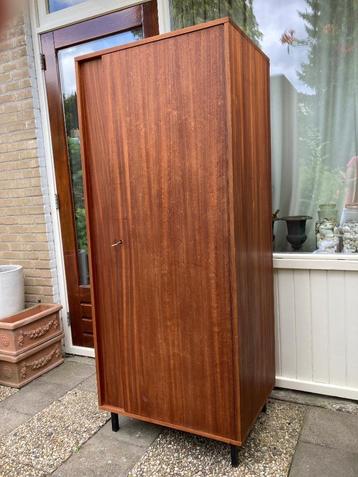 Vintage kast kledingkast eenpersoons linnenkast kastje teak  beschikbaar voor biedingen