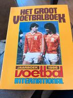 Het Groot Voetbalboek Jaarboek 1986, Ophalen of Verzenden, Gelezen, Balsport