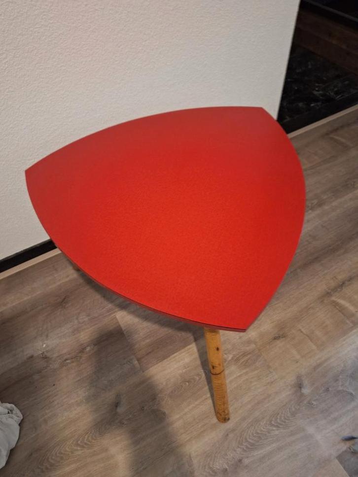 Vintage bijzettafel met rood blad en bamboe poten, Huis en Inrichting, Tafels | Bijzettafels, Gebruikt, Overige vormen, 45 tot 60 cm