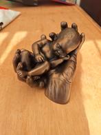 Mooi beeld baby in handen. OLIVER TUPTON, Verzamelen, Beelden en Beeldjes, Ophalen, Zo goed als nieuw, Mens