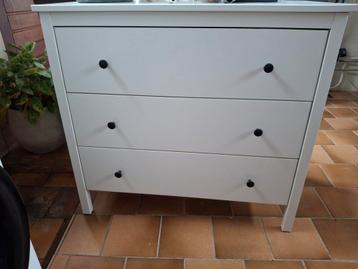 Witte commode met 3 lades beschikbaar voor biedingen