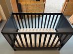 Zwart Ledikantje met Matras, Kinderen en Baby's, Babywiegjes en Ledikanten, Ophalen, Zo goed als nieuw, Ledikant