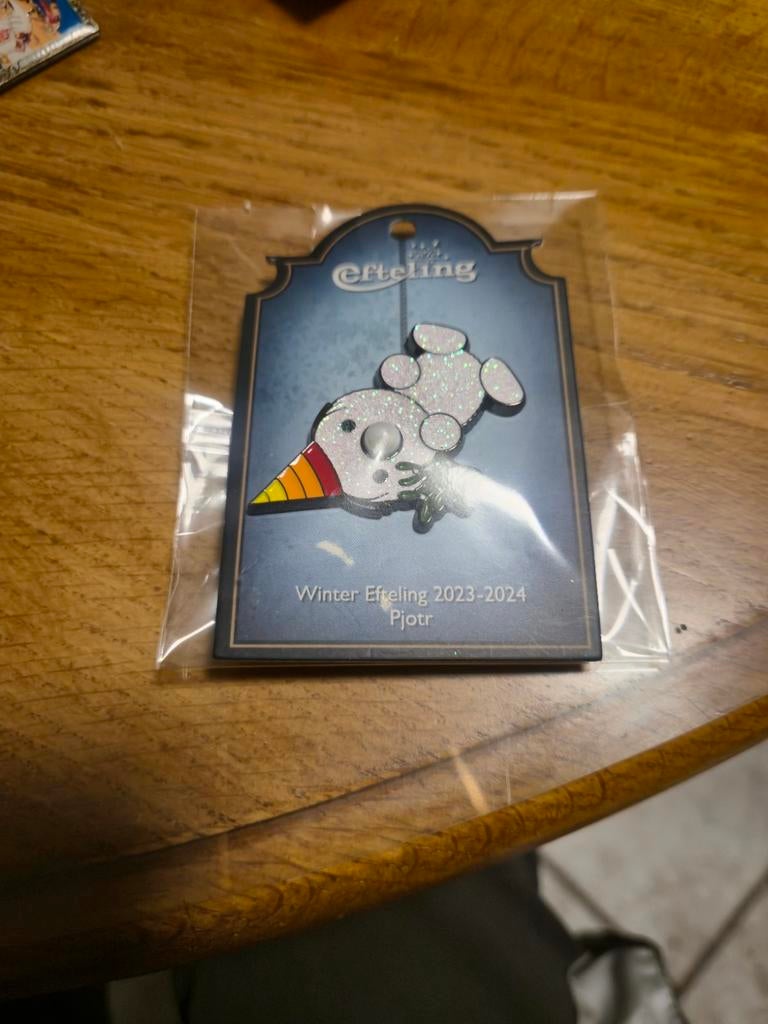 Efteling Pin Winter Pjotr 2023 / 2024, Verzamelen, Efteling, Ophalen of Verzenden, Nieuw, Button of Speldje