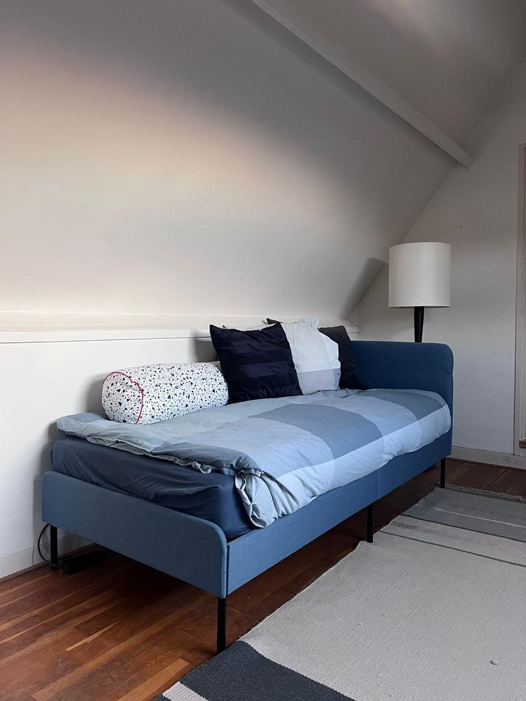 Ikea Blakulen bed met lakens en extra kussens, Eenpersoons, Blauw, Ophalen of Verzenden, Zo goed als nieuw