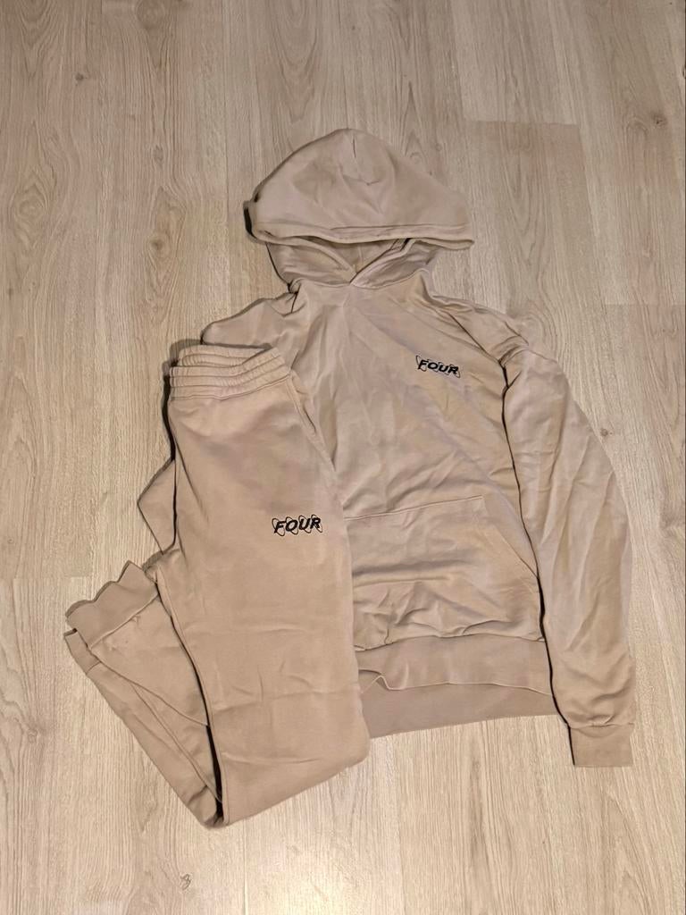 Beige Four pak, broek en trui maat S, Ophalen, Gedragen, Beige