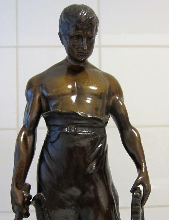 GESIGNEERD== brons uit 1913==smid met ontbloot bovenlijf, Ophalen, Brons