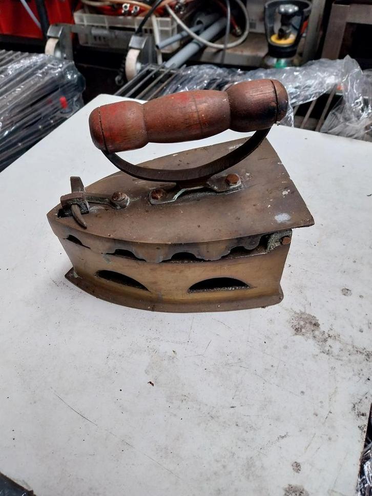 Antiek strijkijzer met houten handvat, Antiek en Kunst, Antiek | Overige Antiek, Ophalen of Verzenden