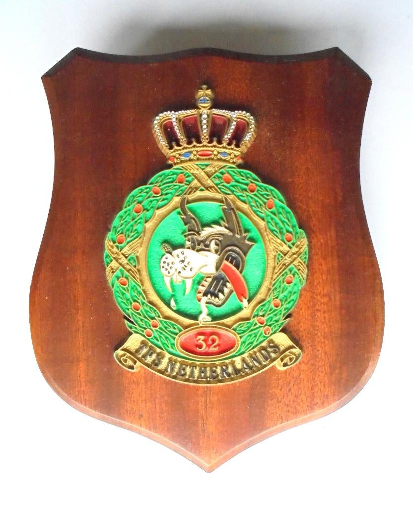 Schildje kroonembleem 32e Tact Fighter Squadron Soesterberg, Verzamelen, Ophalen of Verzenden, Luchtmacht, Nederland, Embleem of Badge