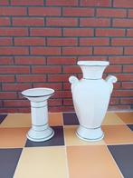 Vaas met onderstel, Ophalen, Wit, Aardewerk of Porselein, Zo goed als nieuw
