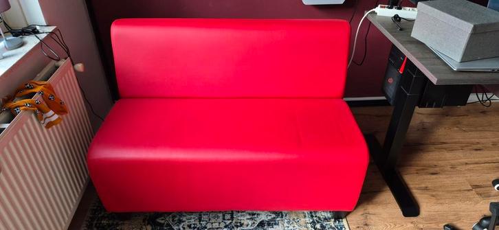 Gratis rood bankje van kunstleer, Huis en Inrichting, Banken | Complete zithoeken, Gebruikt, Kunststof, Ophalen