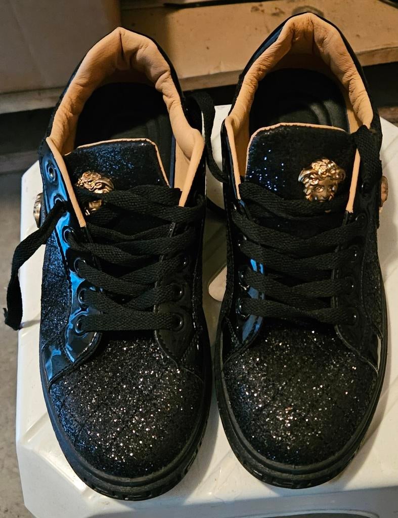 Zwarte glitter sneakers met gouden details, Kleding | Dames, Schoenen, Versace-stijl, Zwart, Ophalen of Verzenden, Sneakers of Gympen