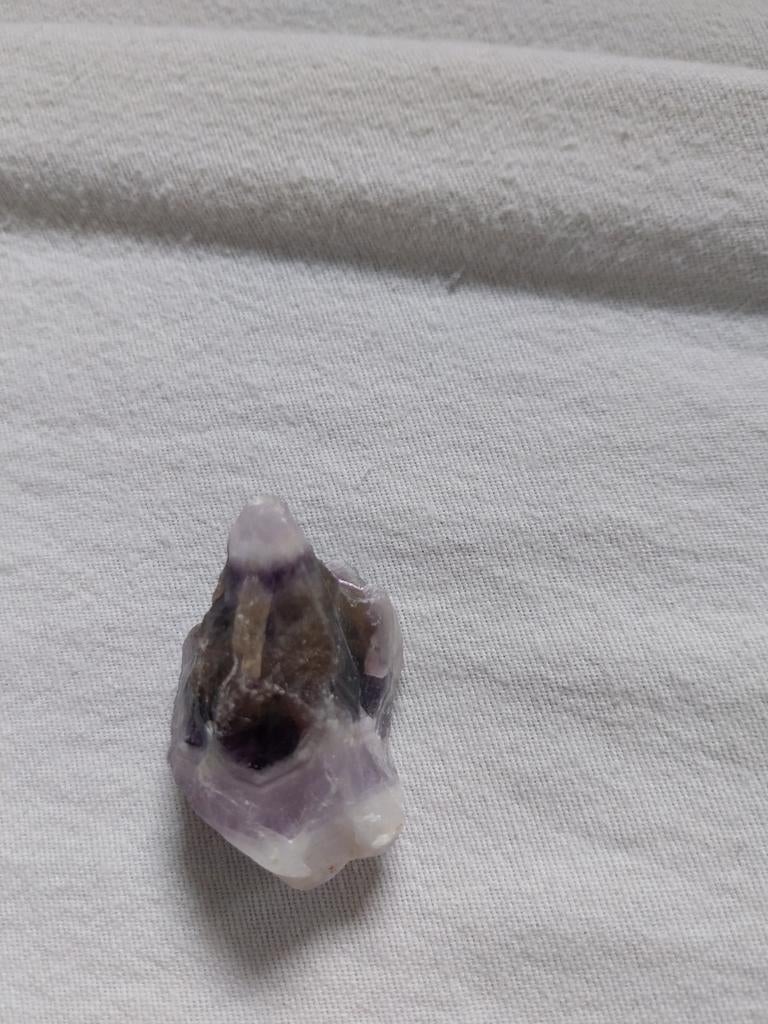 Unieke puntige steen met diverse kleuren, Verzamelen, Mineralen en Fossielen, Mineraal, Ophalen of Verzenden