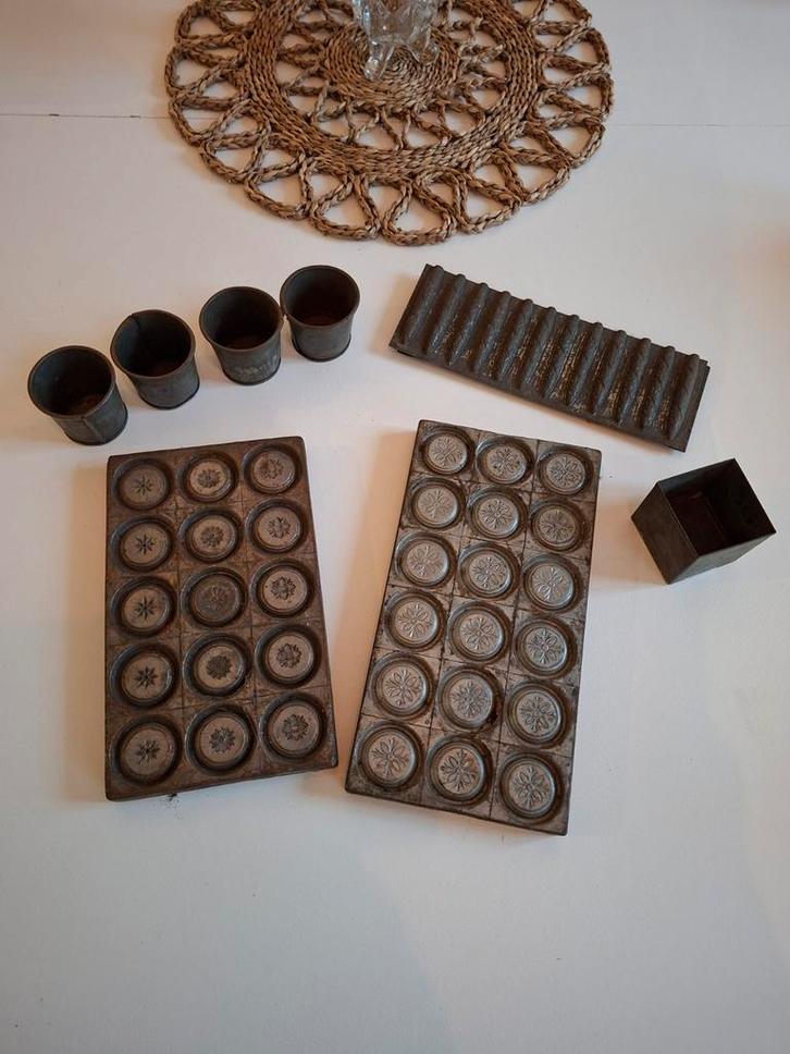 Set Antiek brocante oude chocolademal bonbonmal bakvormpjes, Antiek en Kunst, Antiek | Keukenbenodigdheden, Ophalen of Verzenden