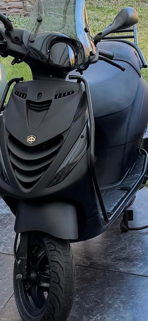 Zip 4tkt 2v mat zwart, Fietsen en Brommers, Scooters | Piaggio, Zo goed als nieuw, Zip, Benzine, Ophalen of Verzenden