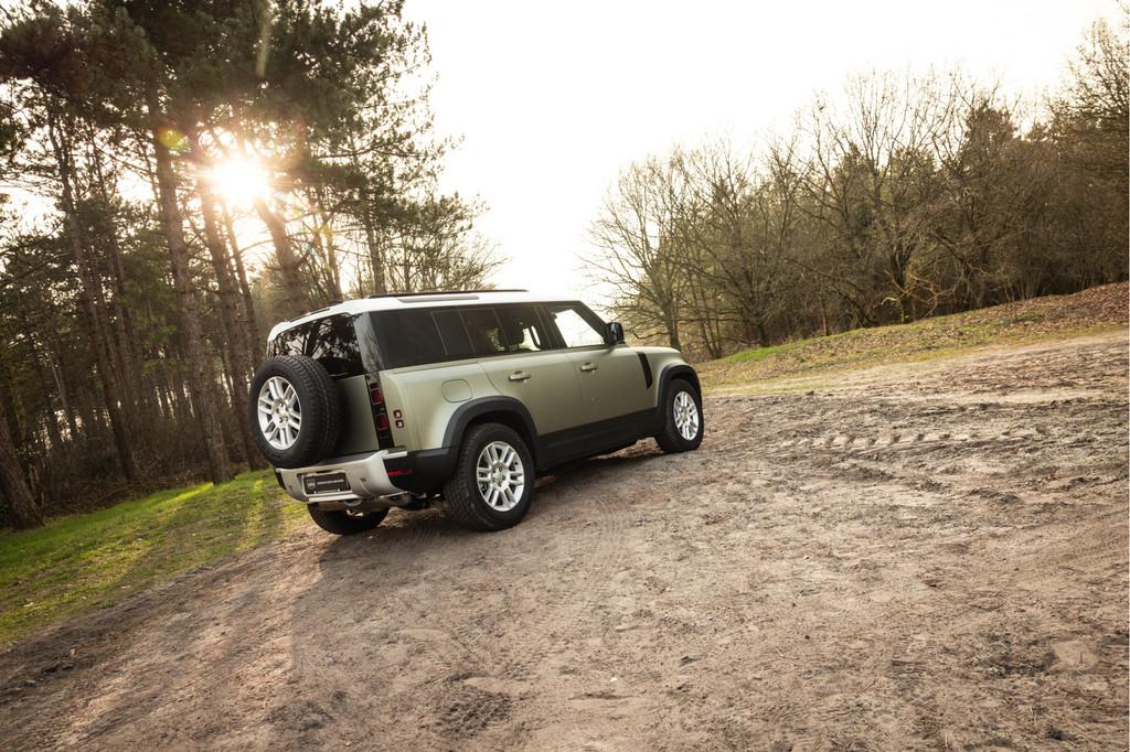 Land Rover Defender 110 2.0 P300e Garantie t/m 2030 Unieke k, Auto's, Land Rover, Automaat, Gebruikt, Euro 6, 38 km/l