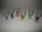 6 Borrelglaasjes van gekleurd glas, bewerkt voetje, 1950?, Ophalen of Verzenden, Nieuw, Borrel- of Shotglas