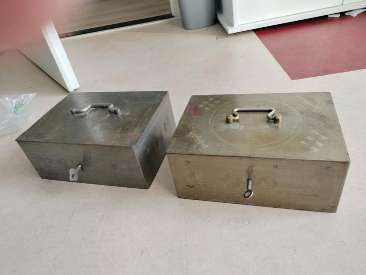 Twee geldkistjes met sleutel van het merk Beaumont Libor, Antiek en Kunst, Antiek | Woonaccessoires, Ophalen of Verzenden