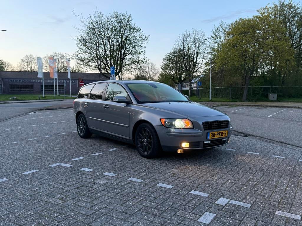 Volvo V50 2.4 D5 Geartronic 2006 Grijs nette auto lange apk, Beige, 1436 kg, 179 pk, Stationwagon